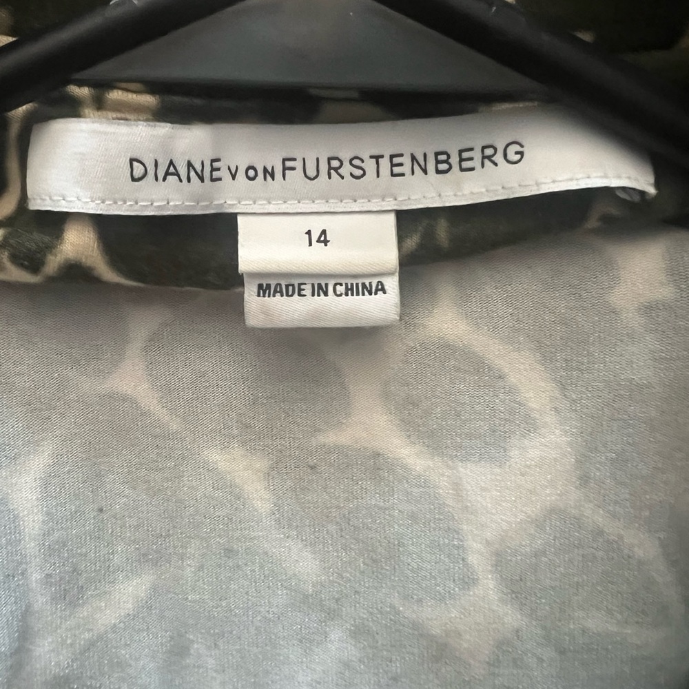 Diane Von Furstenberg Green and Cream Sheath Wrap Dress - Picture 4 of 4